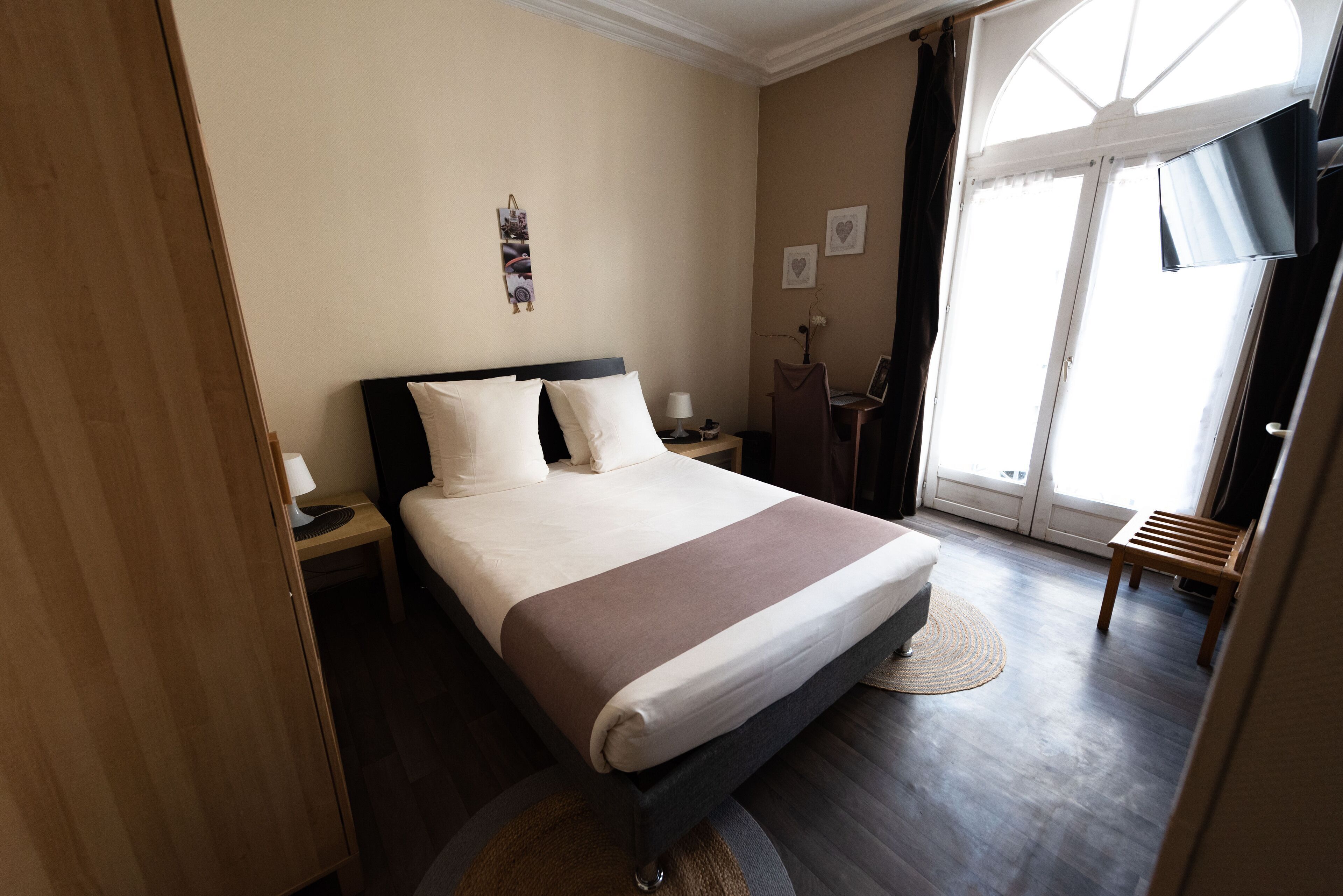 Desk, soundproofing, free WiFi, bed sheets
