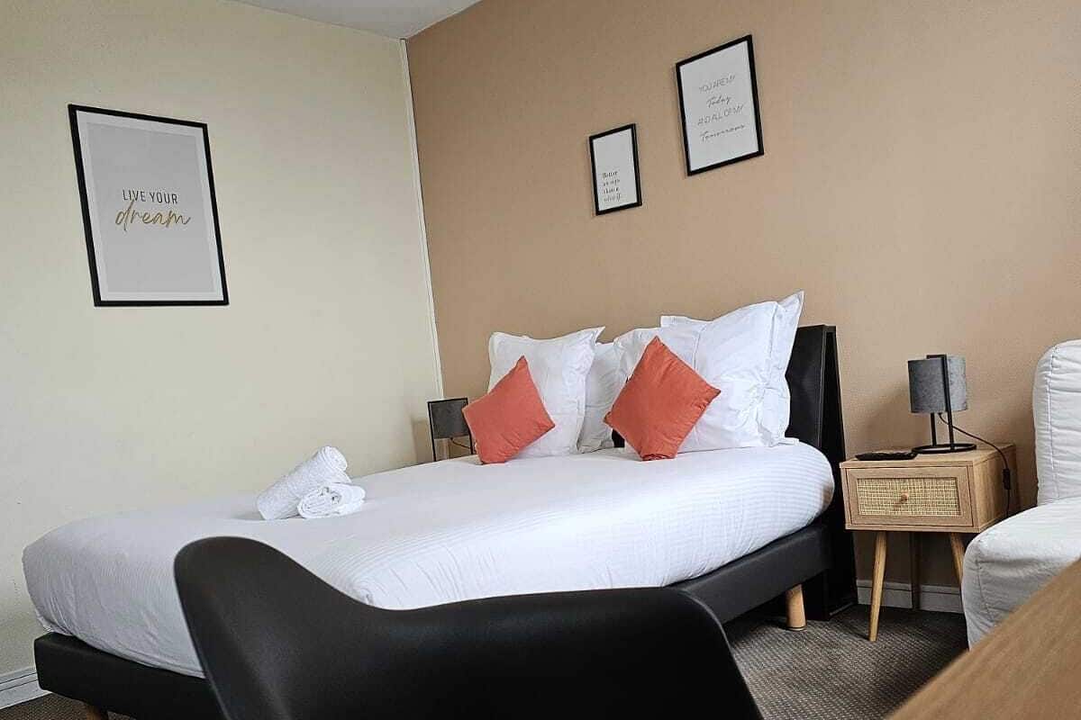 Quartos à prova de som, Wi-Fi de cortesia, roupa de cama