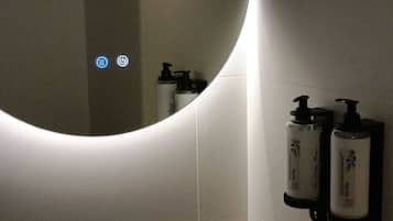 Dusj, toalettartikler (inkludert), hårføner og håndklær