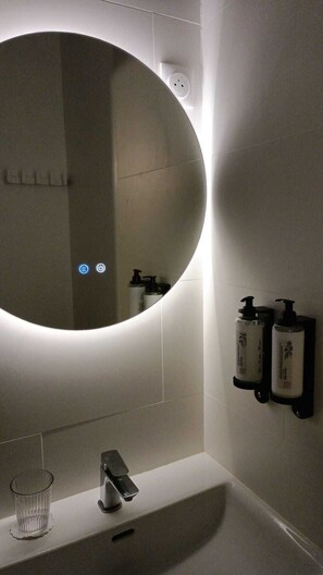 Dusche, kostenlose Toilettenartikel, Haartrockner, Handtücher