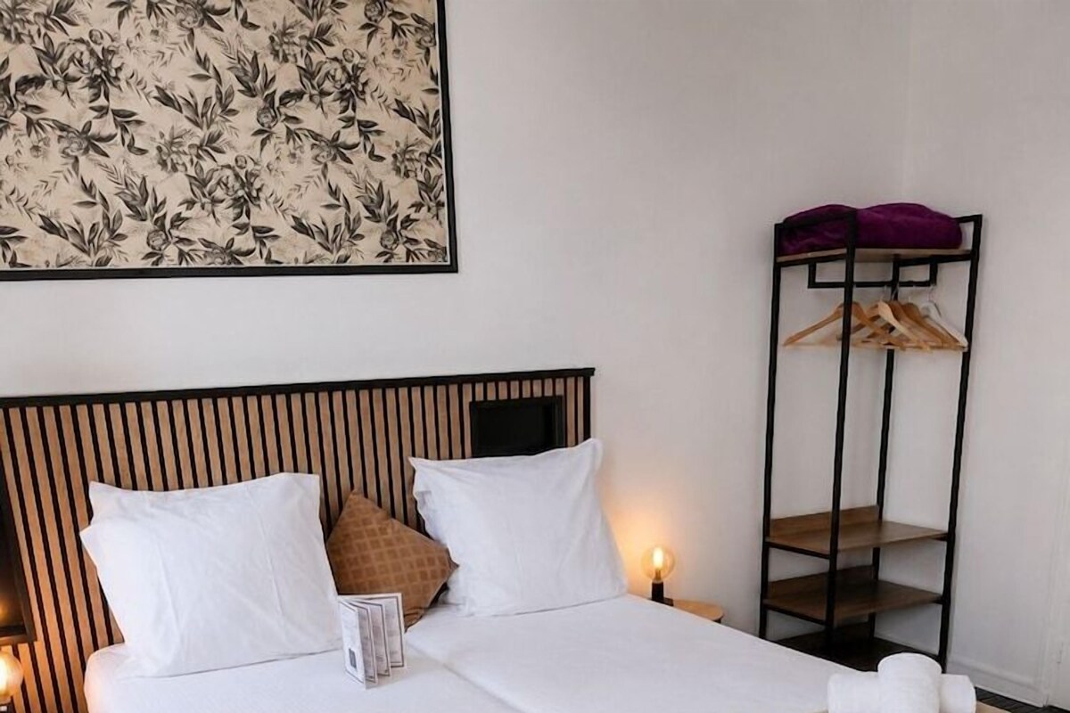 Desk, soundproofing, WiFi (free), bed sheets