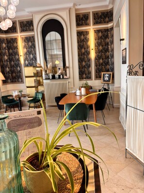 80-cm flat-screen TV with satellite channels - Hôtel du Lion d'or  (Bernay)