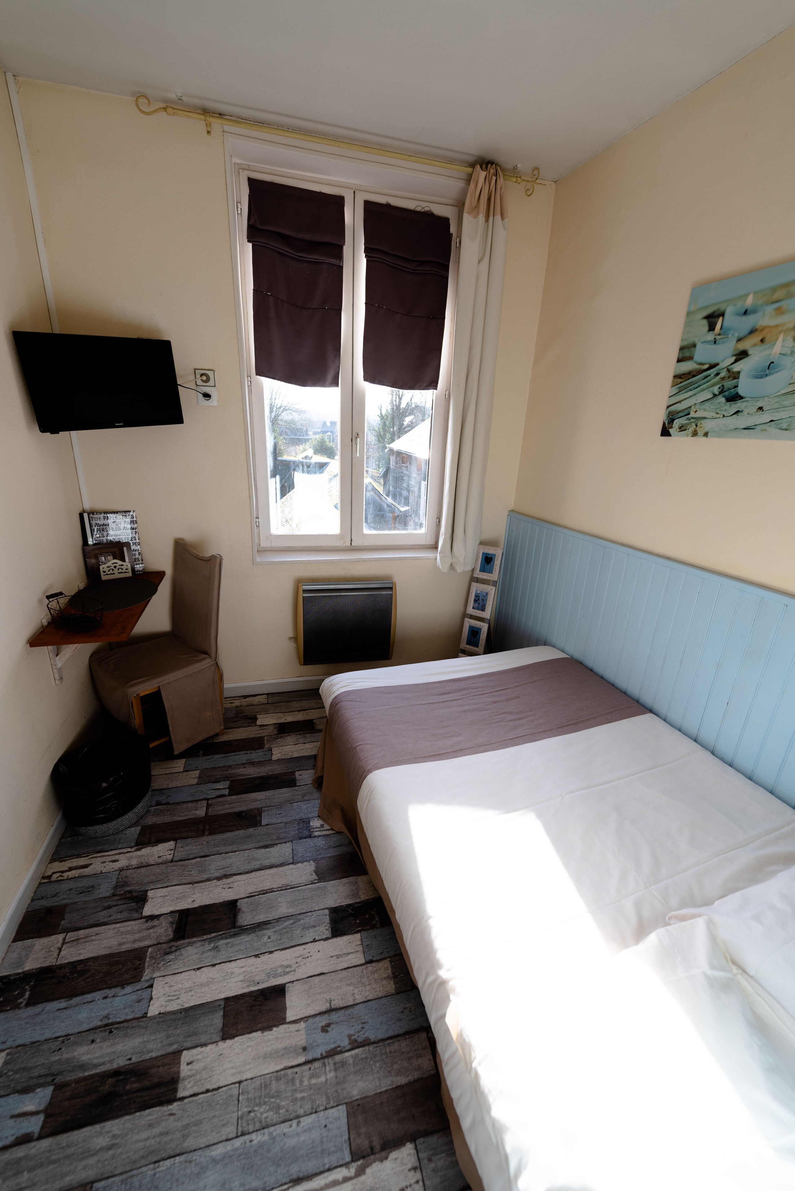 Desk, soundproofing, free WiFi, bed sheets