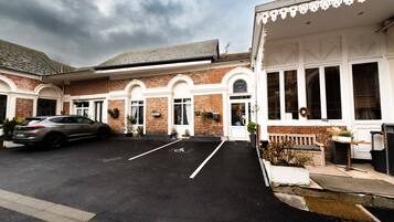 Parking sans voiturier (6 EUR par nuit)