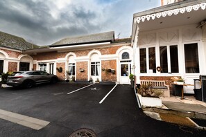 Ubetjent parkering (EUR 6 per natt)