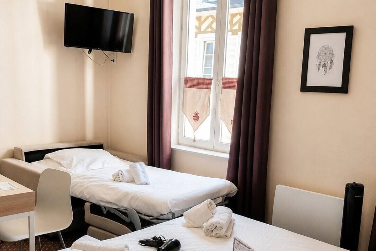 Triple Room | Desk, soundproofing, WiFi (free), bed sheets