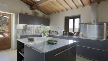 Fridge, oven, dishwasher, coffee/tea maker