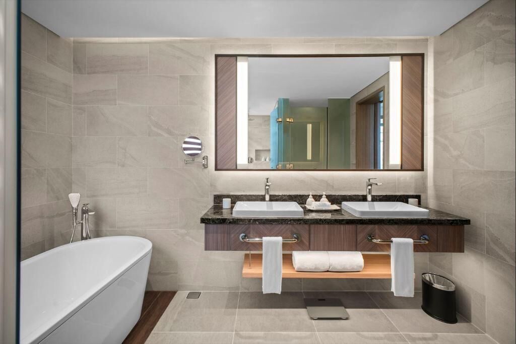 Phòng tắm | Bồn tắm và buồng tắm vòi sen riêng, đồ dùng nhà tắm miễn phí 