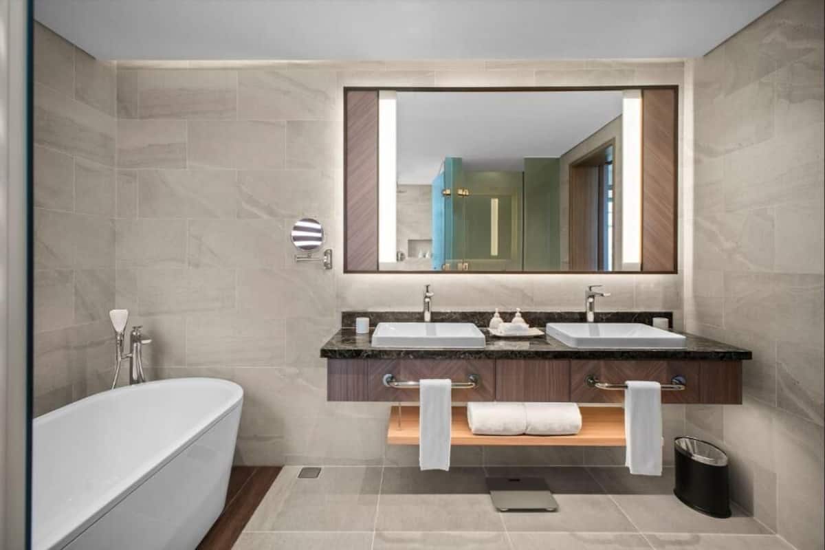 浴室 | 独立的浴缸和淋浴、免费洗浴用品、吹风机、浴袍