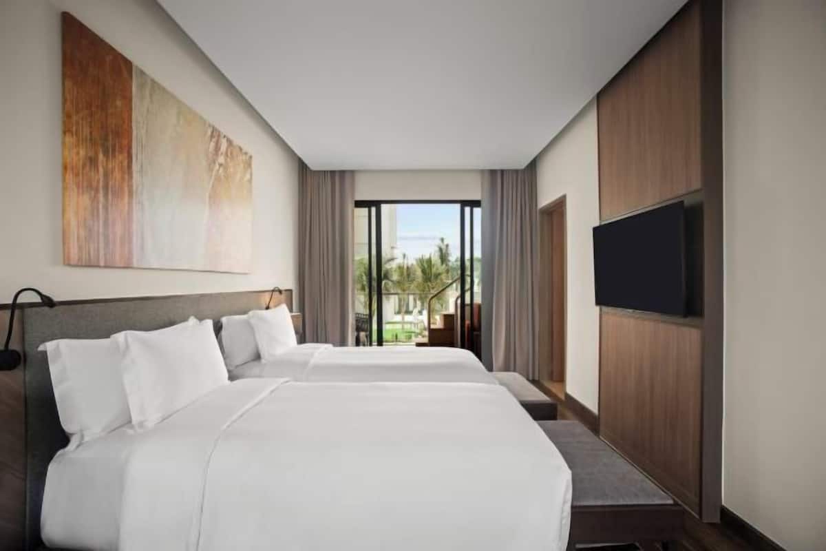 3 bedrooms, premium bedding, minibar, in-room safe