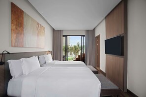 Bộ đồ giường cao cấp, minibar, két bảo mật tại phòng, bàn 