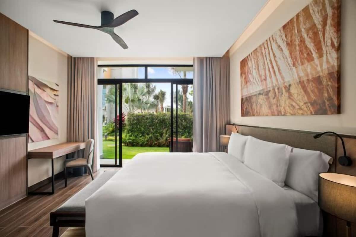 3 bedrooms, premium bedding, minibar, in-room safe