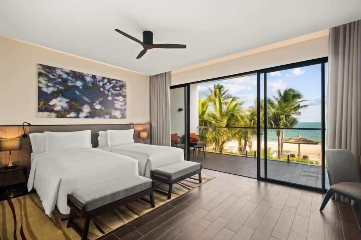 3 bedrooms, premium bedding, minibar, in-room safe
