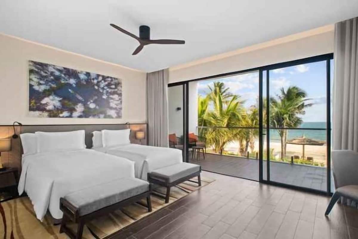 3 bedrooms, premium bedding, minibar, in-room safe