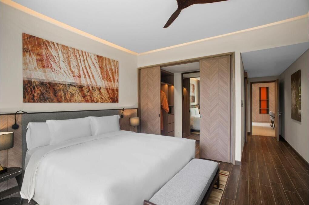 Bộ đồ giường cao cấp, minibar, két bảo mật tại phòng, bàn 