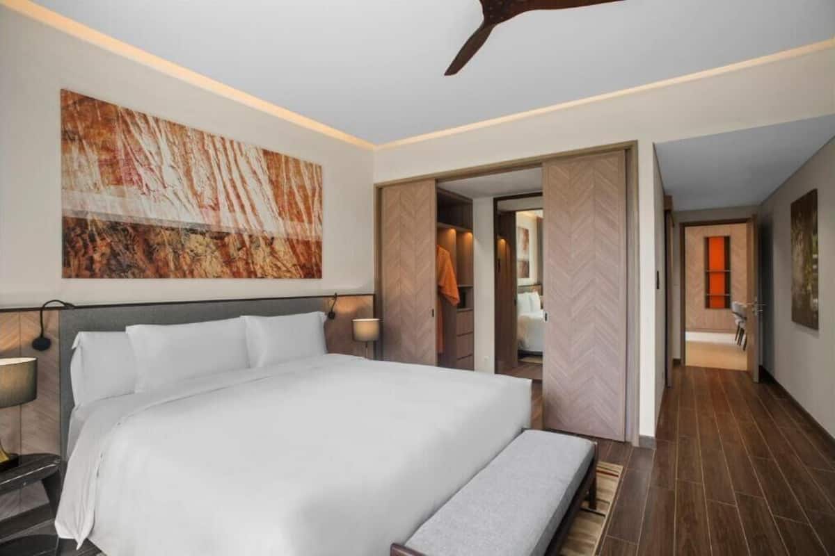 高級寢具、迷你吧、房內夾萬、書桌