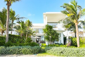 Villa Signature, 3 chambres, piscine privée, en front de plage | Literie de qualité supérieure, minibar, coffres-forts dans les chambres