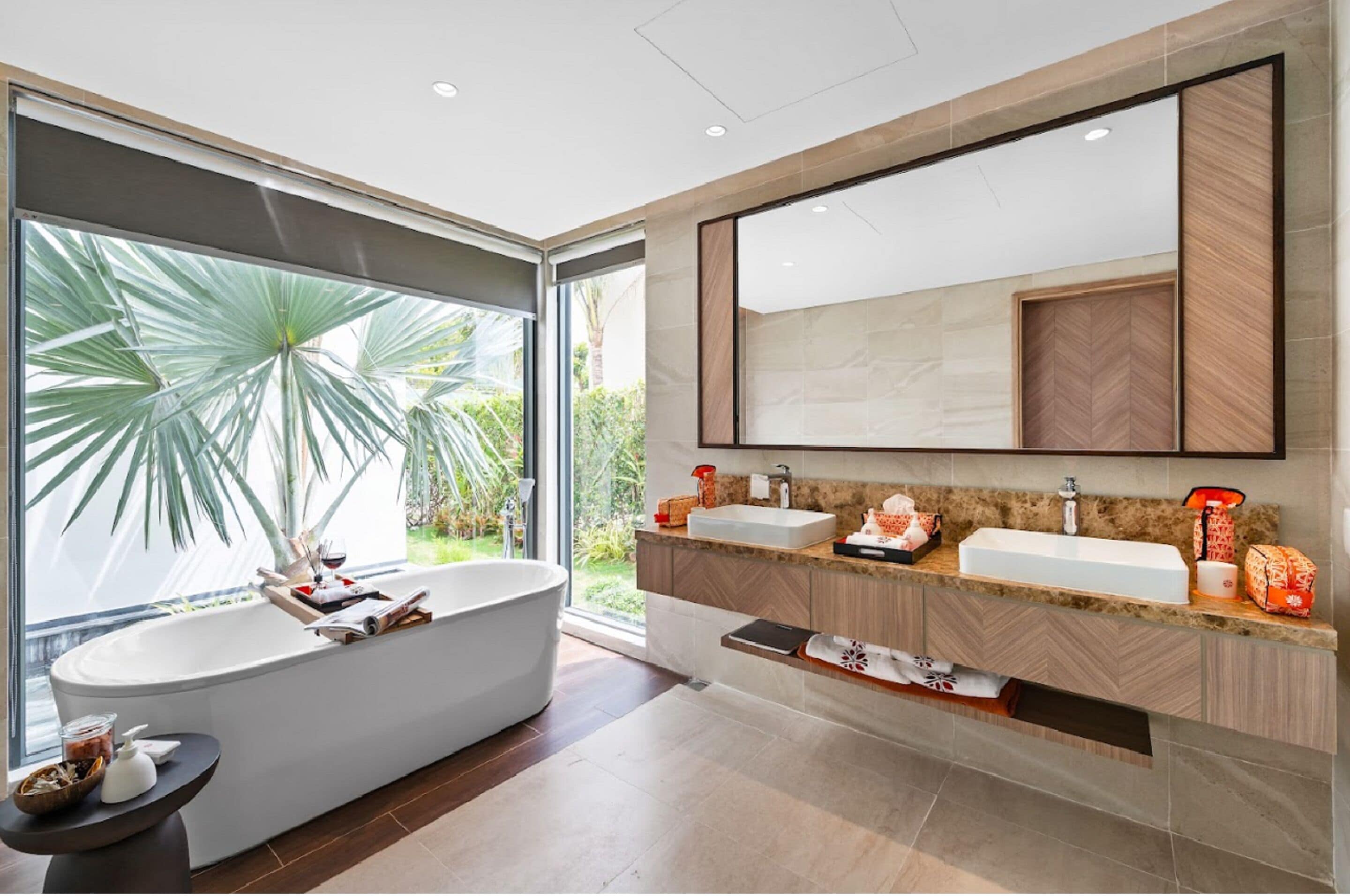 Een aparte badkuip en douche, gratis toiletartikelen, een haardroger