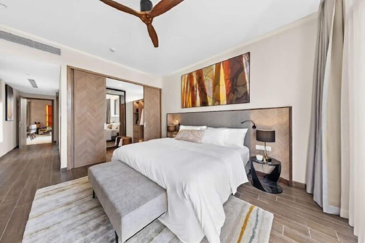 3 bedrooms, premium bedding, minibar, in-room safe