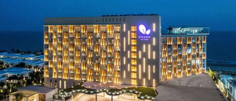 Fachada de la propiedad por la tarde o noche