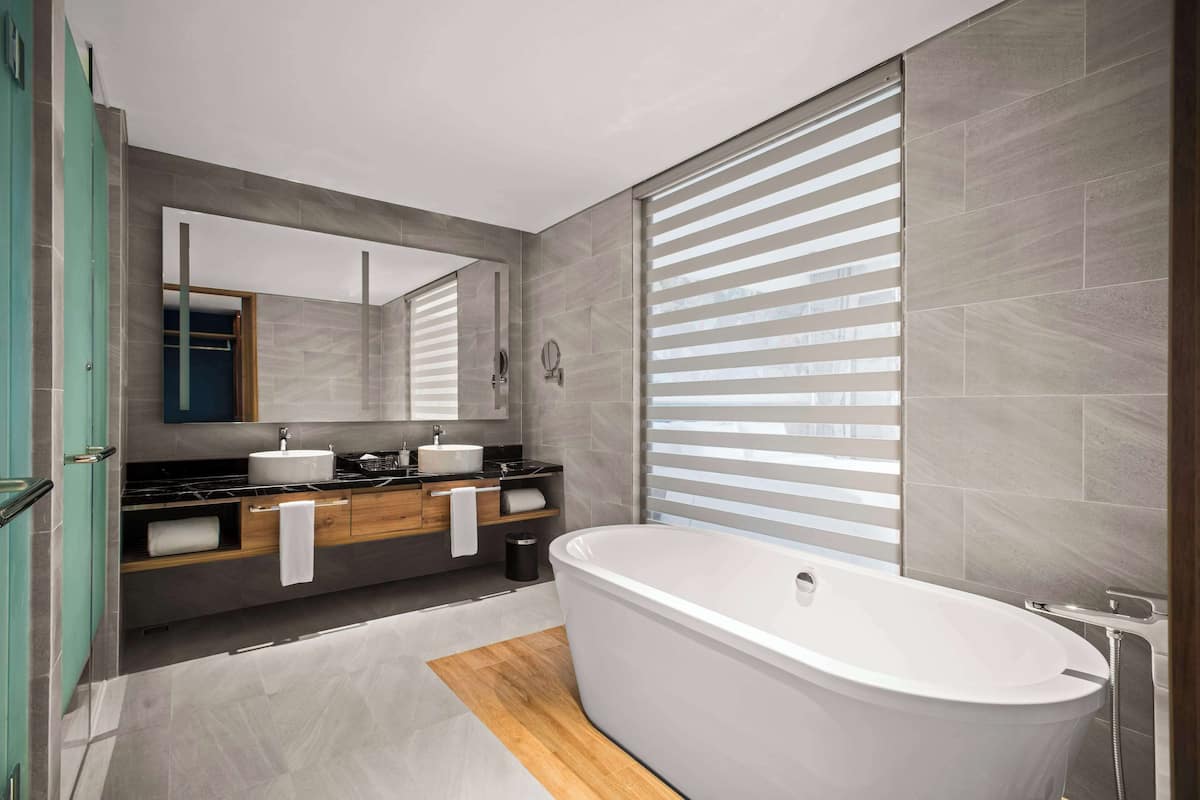 Badewanne und Dusche (separat), kostenlose Toilettenartikel