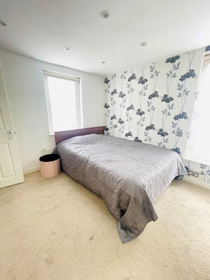 3 bedrooms, desk, iron/ironing board, travel cot