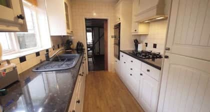 Cosy 3-Bedroom Character Cottage in Historic Waltham Cross