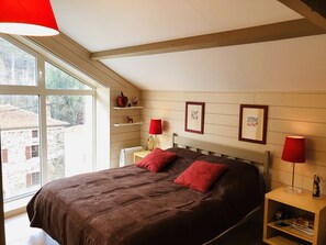 2 bedrooms, iron/ironing board, bed sheets