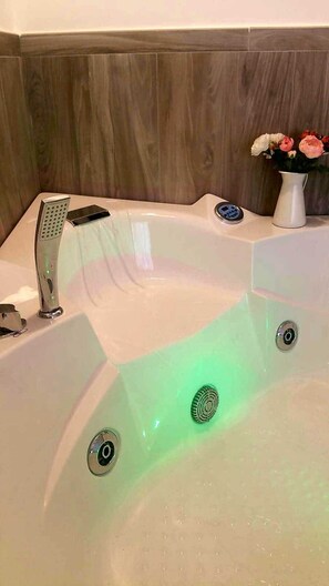 Doccia, vasca idromassaggio, asciugacapelli, bidet