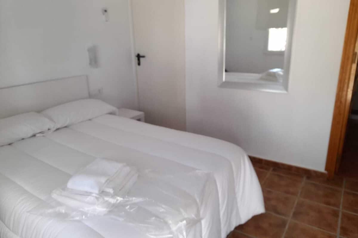 Habitación básica doble de uso individual | Ropa de cama hipoalergénica, muebles diferentes y escritorio