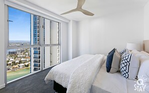 3 bedrooms, iron/ironing board, free WiFi, bed sheets - Chevron - 3 Bedroom Superior Ocean View Unit (Surfers Paradise)