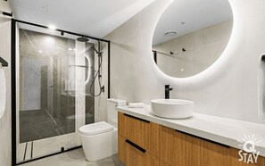 Bathtub, hair dryer, towels, soap - Chevron - 3 Bedroom Superior Ocean View Unit (Surfers Paradise)