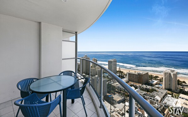 Outdoor dining - Chevron - 3 Bedroom Superior Ocean View Unit (Surfers Paradise)