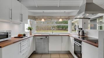 Køleskab, opvaskemaskine, kaffe-/temaskine