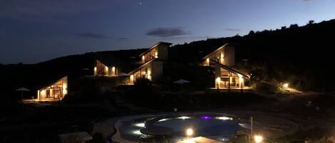 Ulkouima-allas avoinna 8.00–22.00, aurinkovarjoja, aurinkotuoleja