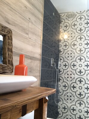 Shower, hydromassage showerhead, hair dryer, bathrobes - Bote Farms - Agritourism (Finiq)