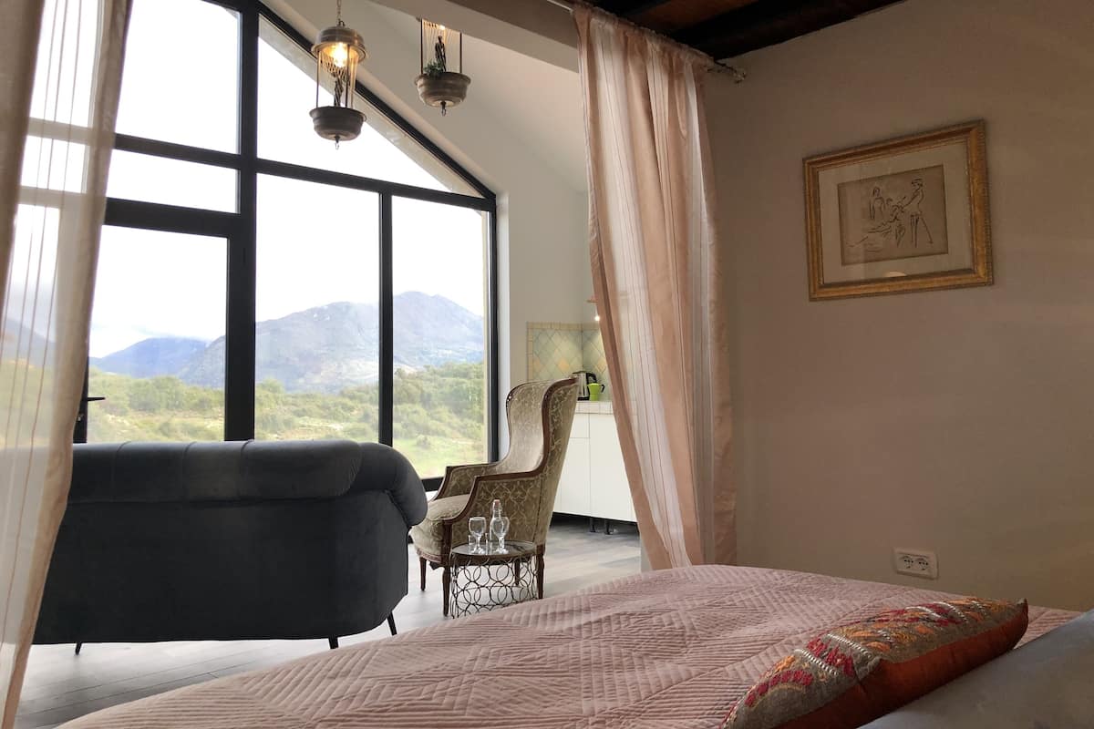 2 bedrooms, Egyptian cotton sheets, premium bedding, minibar