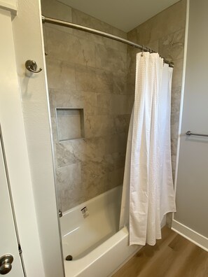 Serviettes fournies, savon, shampooing, papier de toilette