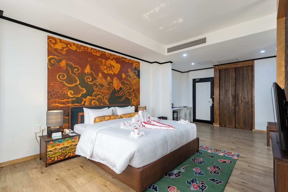 Deluxe Suite | Premium bedding, minibar, desk, WiFi (free)