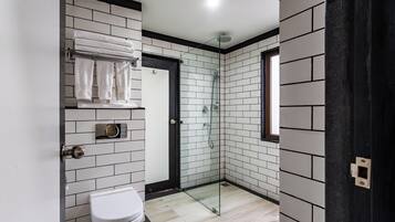Deluxe Room | Bathroom | Shower, rainfall showerhead, free toiletries, hair dryer