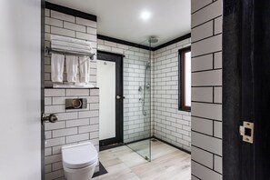 Quarto luxo | Banheiro | Chuveiro, chuveiro com efeito de chuva, produtos de toalete grátis 