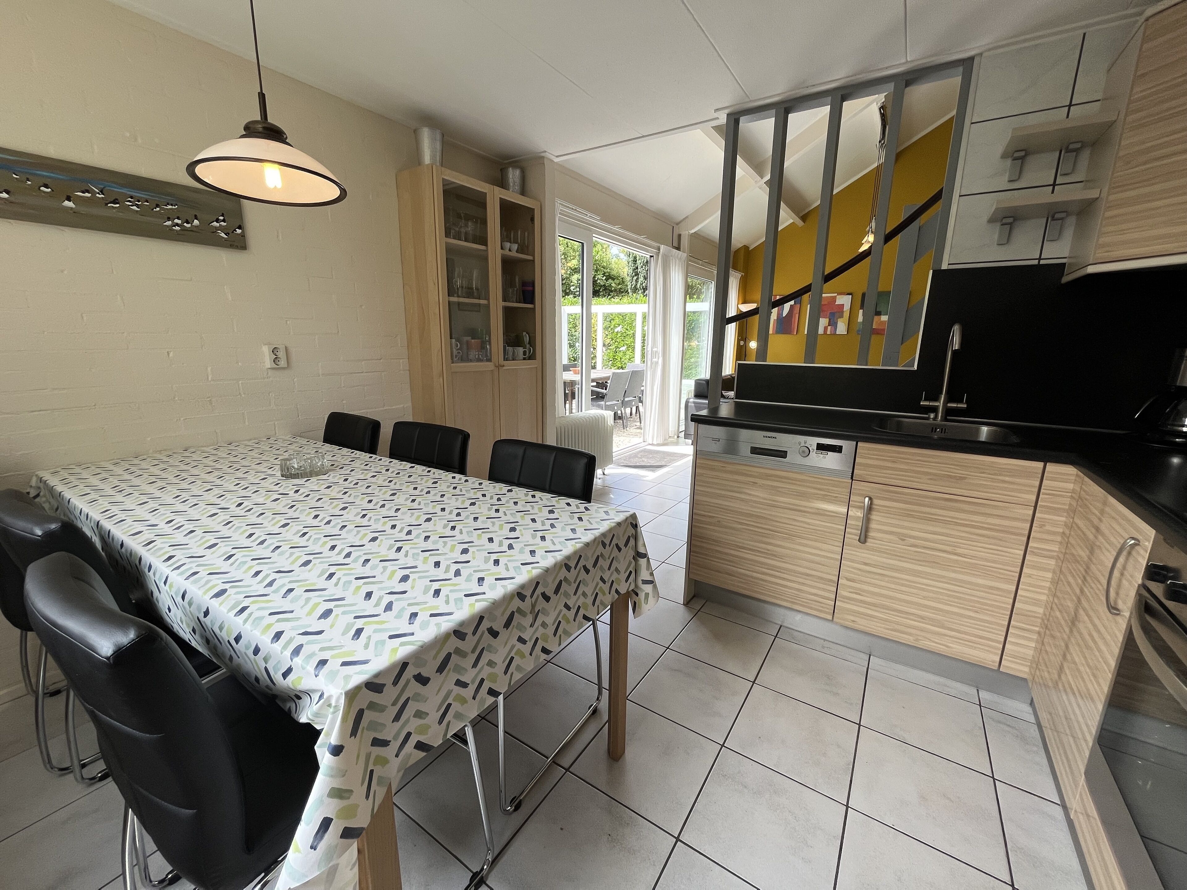 Réfrigérateur, micro-ondes, lave-vaisselle, cafetière/bouilloire