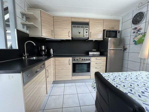 Een koelkast, een magnetron, een vaatwasser