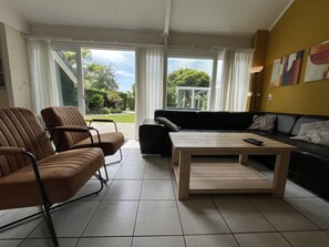 Een televisie en een stereo