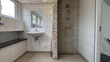 Een douche, handdoeken, toiletpapier