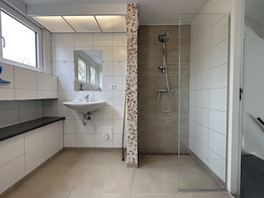 Een douche, handdoeken, toiletpapier