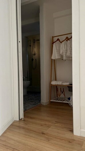 Shower, hair dryer, bidet, towels - Holiday home in Testaccio-2 terraces 2 bed 3 guest (Roma)