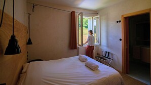 A bedroom with a bed, a window, and a view of the outdoors. - Hostel Quartier Libre (Saint-Jean-en-Royans)