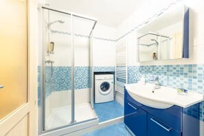 Een douche, een haardroger, een bidet, handdoeken