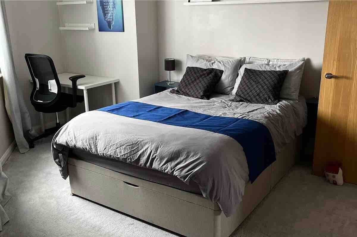 2 dormitorios, escritorio, tabla de planchar con plancha y cuna de viaje